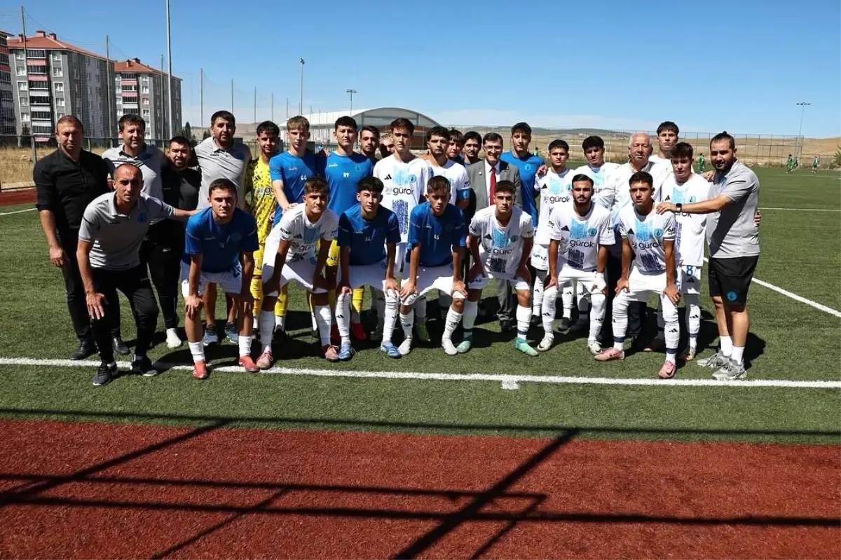 belediye baskani eyup kahveci kutahyaspor u19 takimini destekledi W6853APe