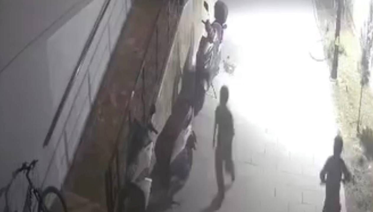 bisiklet hirsizligi iki cocugu kameralar goruntuledi WDzdfjhi