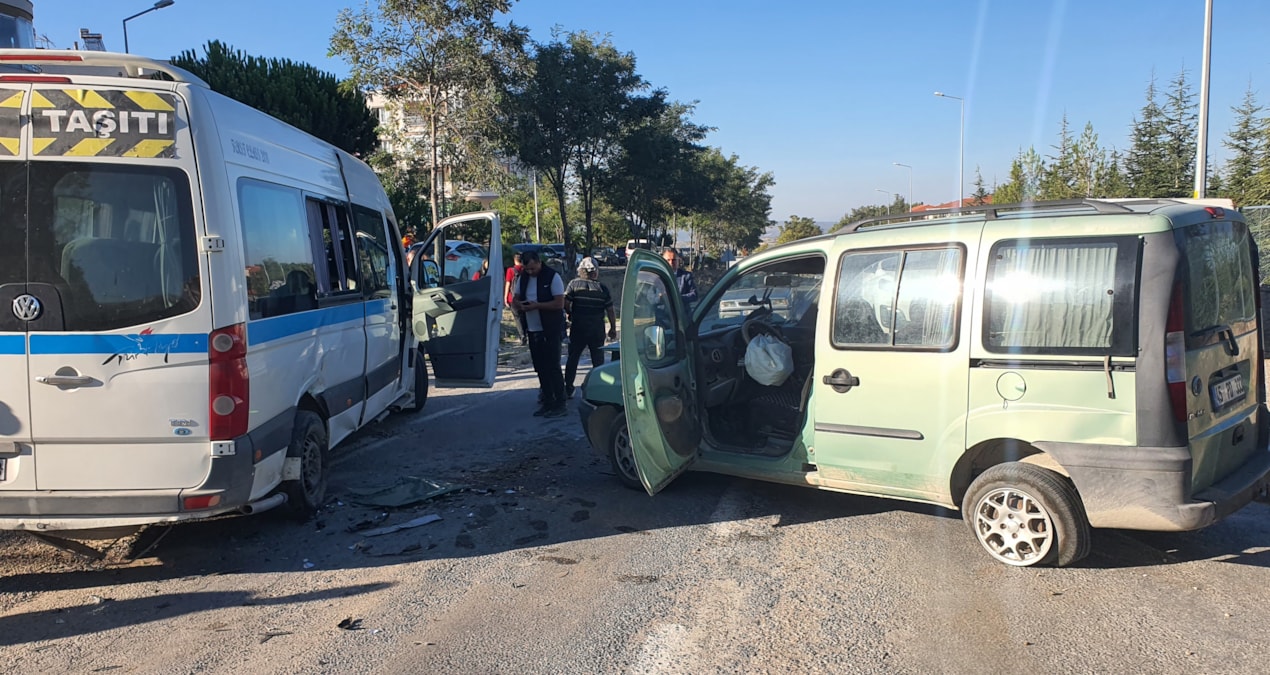 manisada ogrenci servisiyle otomobil carpisti 9 yarali zBuUqXWm