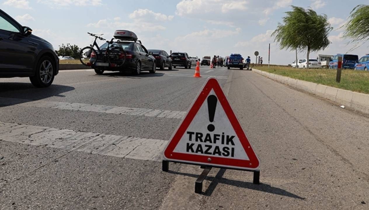 yolcu otobusuyle otomobil kafa kafaya carpisti 6H5GbrzV