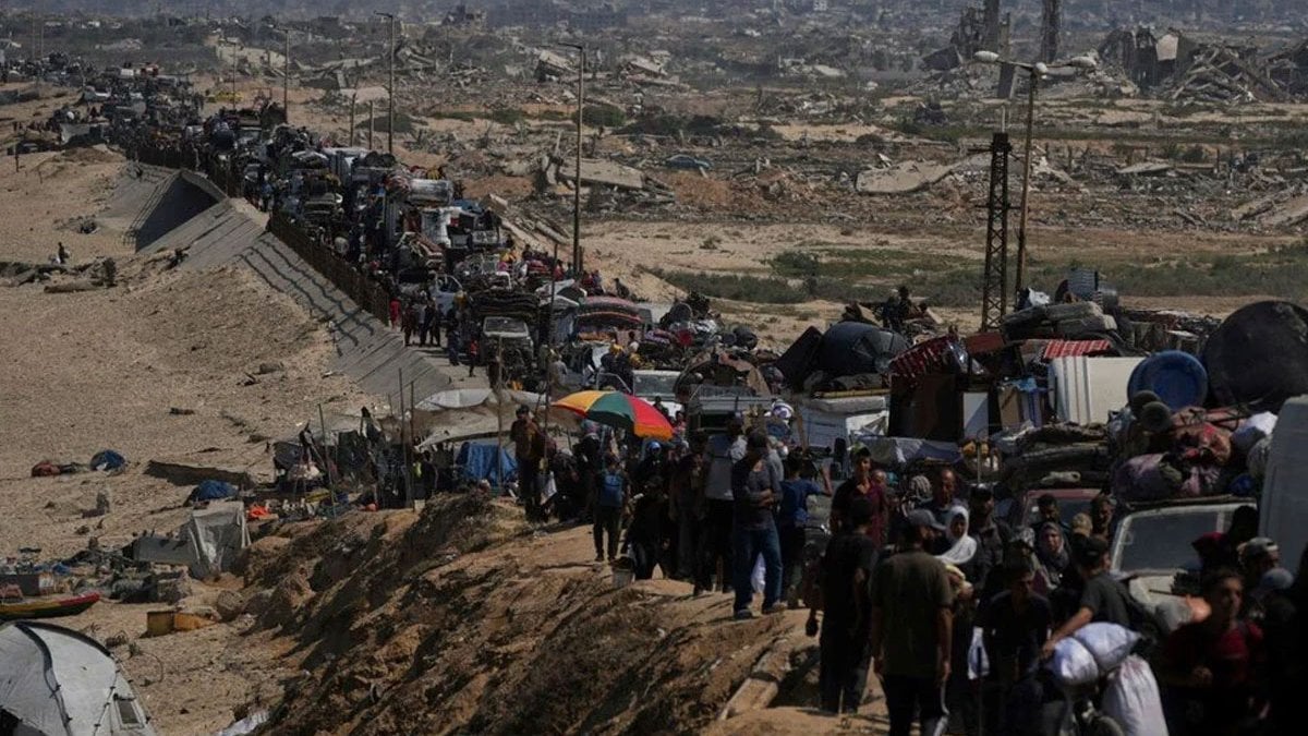 yuz binlerce gazzeli surgunde bazilari yuruyerek bazilari bisikletle evlerini terk etti L15mmWkr