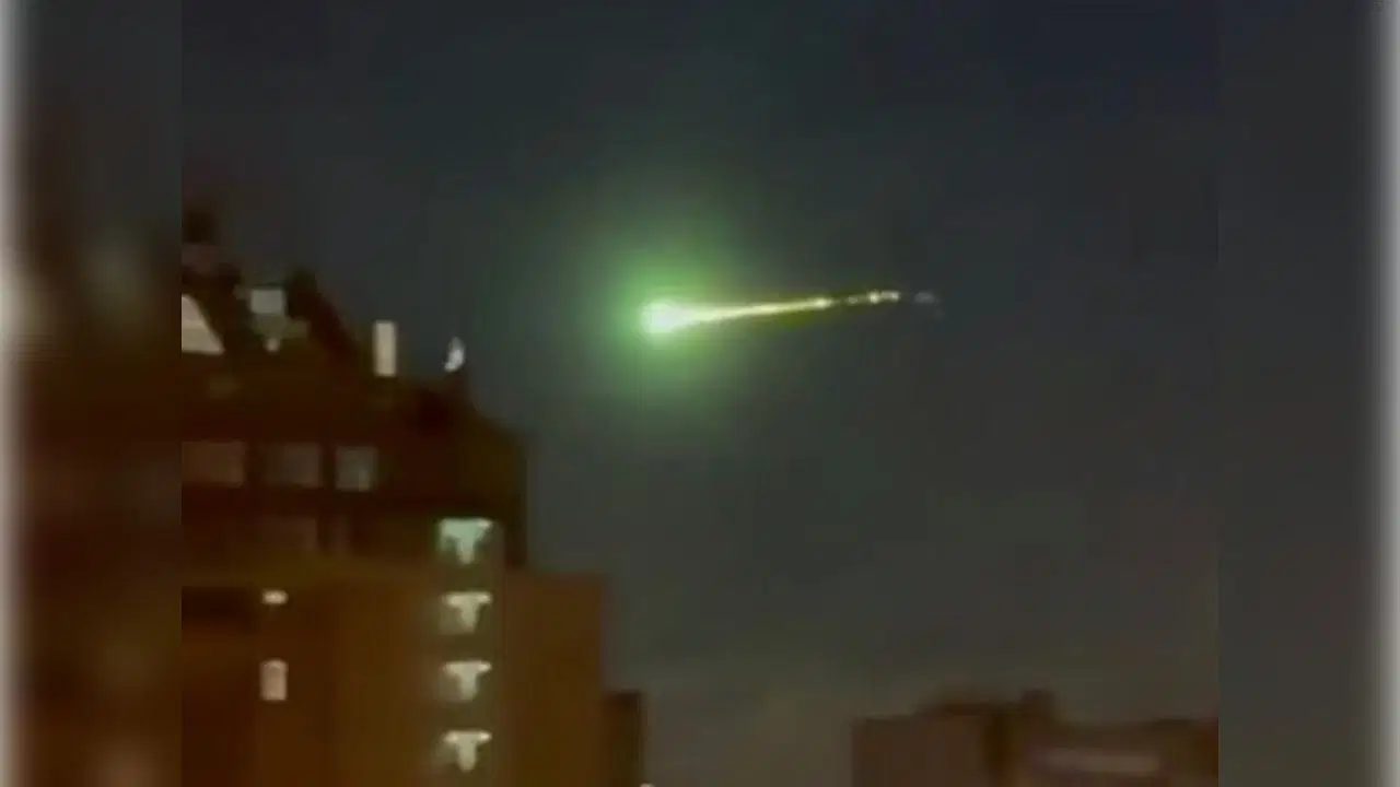 moskovada gokyuzu yesile burundu meteor ani kamerada 8yzm7Uzd.jpg
