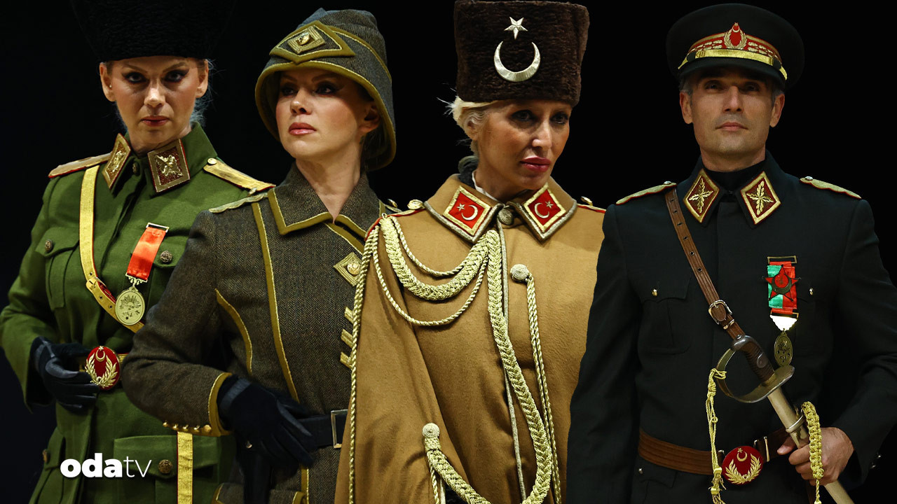 ataturkun kiyafetleri sahnede iC2Qgc7Z.jpg