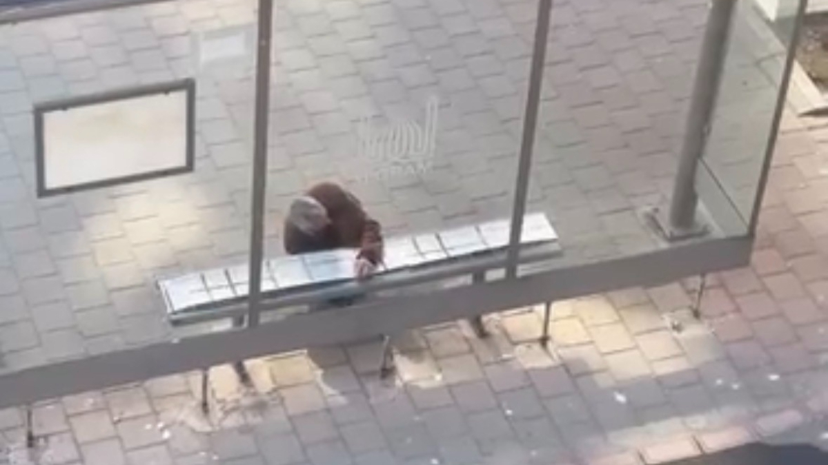 mardinde bir vatandas yolcular beklerken usumesin duragin banklarini haliyla kapladi RqQjH9F4.jpg