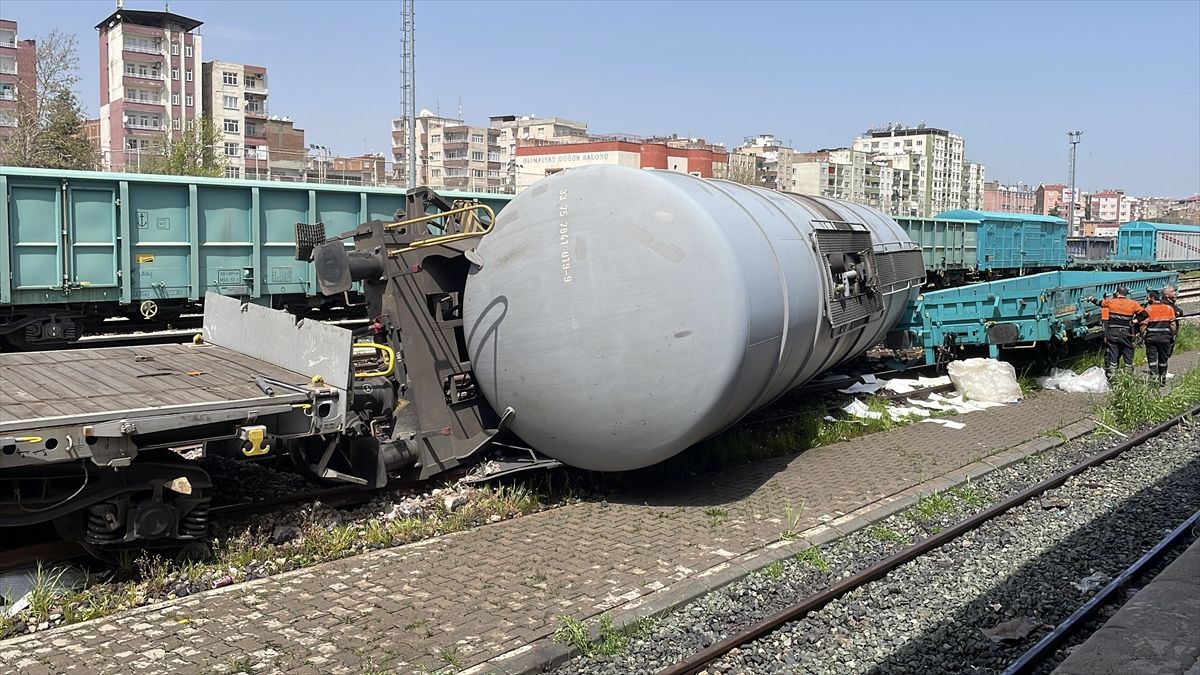 Diyarbakır’da Yük Treni Kazası: Vagon Raydan Çıktı