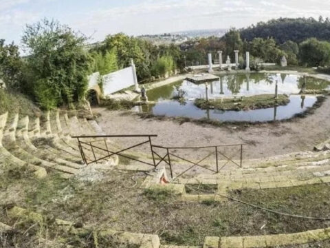 Fiberglastan antik tiyatro yapti turistleri kandirdi belediyeyi bile uyuttu EMEyyCFK